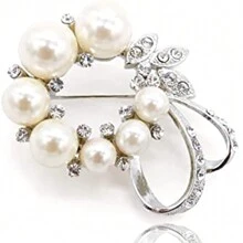 Brosche in Weiß-Gold-Ton mit cremefarbenen Kunstperlen, geeignet für jeden Anlass, Weihnachtsgeschenk