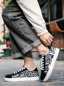 男士時尚塗鴉帆布休閒滑板鞋,對比色的全字母印花紋路,前綁帶式設計 - 黑與白 - 查看 10