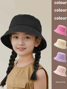 A Black Color Unisex Middle-Child Children Bucket Hat, Suitable For All Seasons, Made Of Lightweight All-Season Fabric Material. The Hat Is A Wide-Brimmed Summer Sun Ion Children Bucket Hat That Can Also Be Worn In Other Seasons.