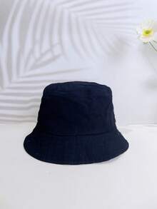 A Black Color Unisex Middle-Child Children Bucket Hat, Suitable For All Seasons, Made Of Lightweight All-Season Fabric Material. The Hat Is A Wide-Brimmed Summer Sun Ion Children Bucket Hat That Can Also Be Worn In Other Seasons.