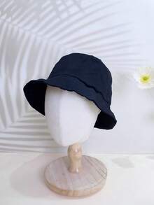 A Black Color Unisex Middle-Child Children Bucket Hat, Suitable For All Seasons, Made Of Lightweight All-Season Fabric Material. The Hat Is A Wide-Brimmed Summer Sun Ion Children Bucket Hat That Can Also Be Worn In Other Seasons.
