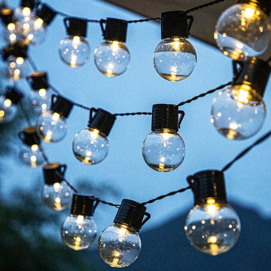En rad LED-lampor, G50-lampor, transparenta plastkulor, med två ...