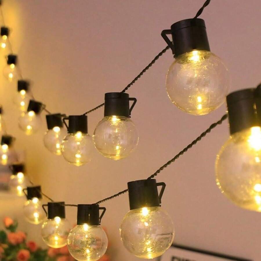 En rad LED-lampor, G50-lampor, transparenta plastkulor, med två ...