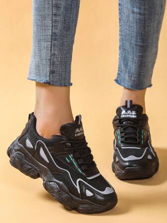 新款女士黑色英倫風綁帶運動鞋，圓頭低幫厚底便鞋，時尚透氣防滑大底運動鞋，適合學生穿著