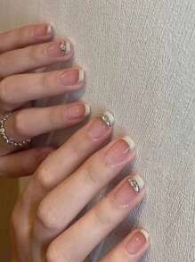 Uñas postizas cortas francesas en tono gradual de color nude y blanco, hechas a mano con glitter, brillantes y adornos de joyas de uñas de rhinestone. Productos de uñas, pegatinas de uñas falsas para uso diario y regalos para fiestas para niñas. Suministros de uñas uñas falsas uña falsa uña acrílica