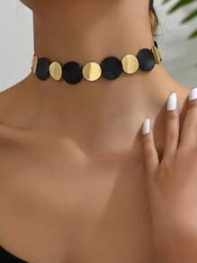 Ein stilvoller klassischer Gold- und Schwarz-Kontrastfarben-geometrischer runder Verbindungshalskette, vielseitiger Metallstil