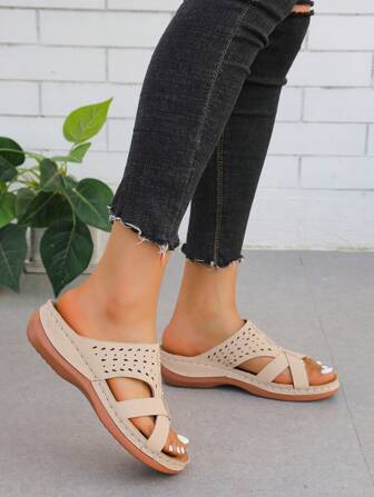 Women Toe Post Sandals Are Suitable For Outdoor Activities In Summer, Round Toe Hollow Out With Rhinestone, Wedge Heel And Thick Bottom Beach Roman Slippers