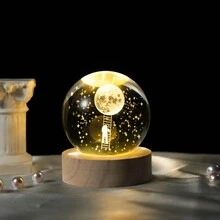 3D雷射雕刻登月水晶球，宇宙系列天空、星空、星系主題禮物，USB可充電木製底座暖色調桌上裝飾燈，適用於家居客廳，假日禮物，6厘米直徑水晶球 - 暖白色 - 查看 2