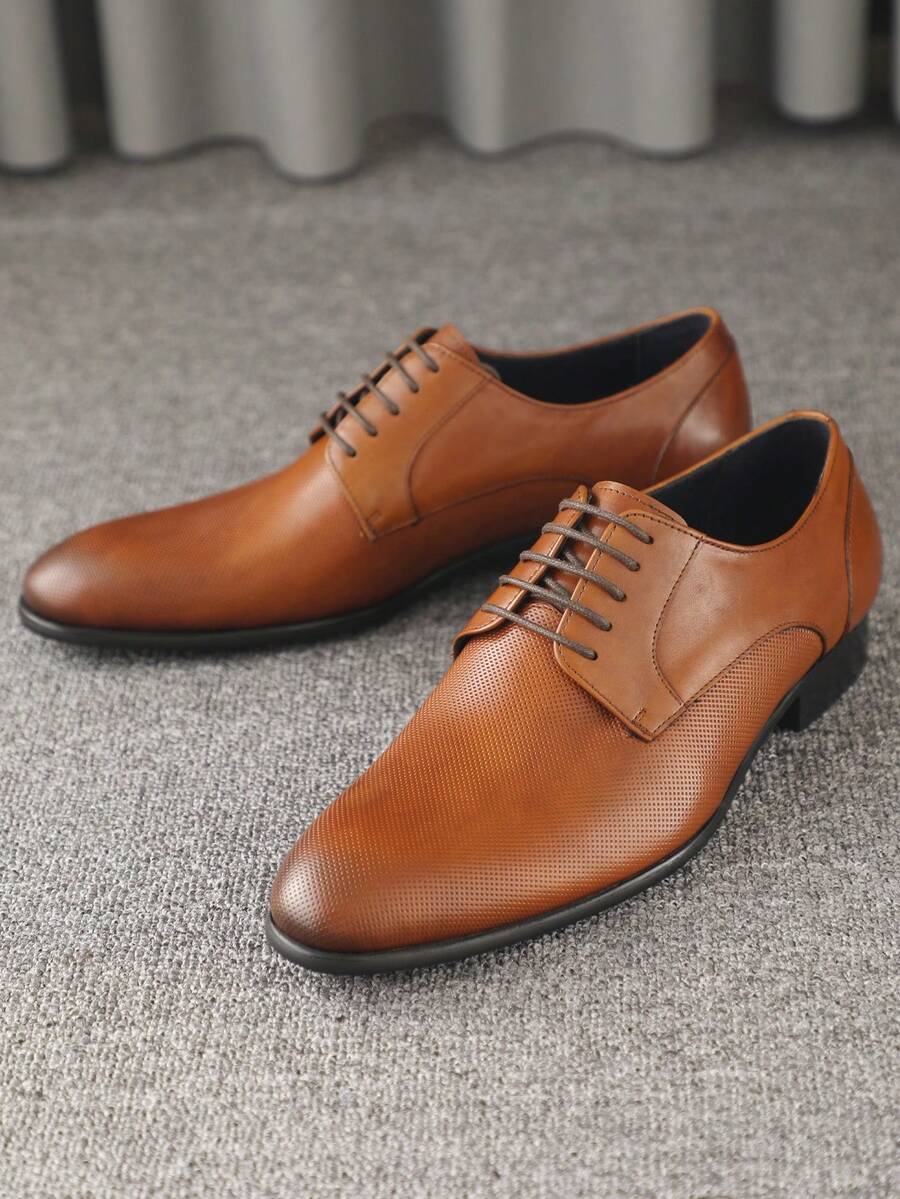 Zapatos Derby marrones cómodos y transpirables para hombre, hechos a mano con punta puntiaguda y patrón tallado de estilo británico, tacón bajo, hechos de cuero de grano superior, estilo de negocios casual con diseño de cordones - Marrón - Ver 1