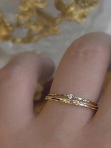 1枚优雅素圈戒指，S925纯银镶嵌锆石，精致小巧，是送给女孩或老师的理想礼物。 - 纏繞小鑽戒指 - 查看 4