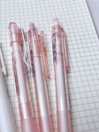 6 支简约 0.5 毫米黑色圆珠笔，带点击机制，极具吸引力，与 INS 相似。快干且易于书写，适合学生做练习和签署文件。回到学校