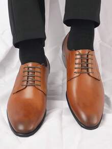 Zapatos Derby marrones cómodos y transpirables para hombre, hechos a mano con punta puntiaguda y patrón tallado de estilo británico, tacón bajo, hechos de cuero de grano superior, estilo de negocios casual con diseño de cordones - Marrón - Ver 4