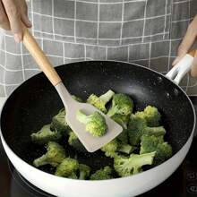 12件套木柄硅胶厨房用具套装，不粘锅具，包括锅铲、汤勺、漏勺、刷子、食物夹、打蛋器等烹饪工具，适用于家庭、餐厅、烹饪和烘焙，易于清洁且耐热。 - 彩色 - 查看 4