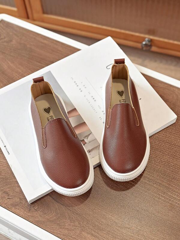 A Pair Of Spring And Autumn New Style Children Shoes, Boy And Girl Shoes, Soft And Slip Resistant Flat Shoes, Breathable Leather Shoes With Slip On Opening Design, Suitable For All Seasons