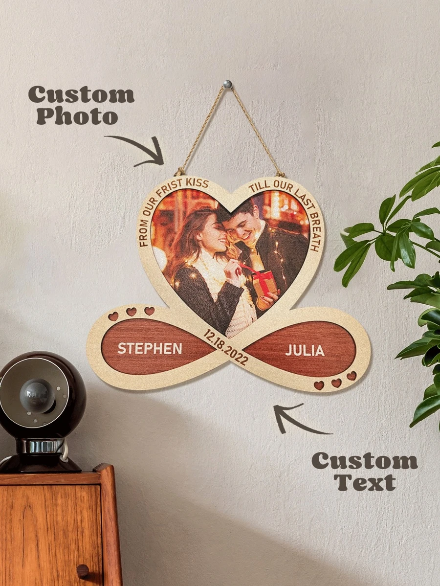 1 Khung ảnh trái tim bằng gỗ tùy chỉnh, Khung ảnh trái tim bằng gỗ văn bản cá nhân, Khung gỗ tùy chỉnh, Đồ lưu niệm bằng gỗ cá nhân, Hộp ảnh tùy chỉnh, Khung tùy chỉnh cho cặp đôi, Khung ảnh ngày tháng cá nhân, Đồ trang trí bằng gỗ, Đồ trang trí nhà mới, Quà tặng nhà, Thích hợp cho phòng ngủ / Bàn làm việc văn phòng/Nhà/Phòng khách, Quà tân gia, Quà kỷ niệm, Quà tốt nghiệp, Quà tặng Ngày của Mẹ, Quà tặng Ngày của Cha, Quà sinh nhật, Quà tặng Bạn Thân, Quà cưới, Quà Valentine, Quà tặng lý tưởng cho Vợ/Chồng, Món quà độc đáo cho Mẹ/ Bố, Món Quà Hoàn Hảo Cho Bạn Gái/Bạn Trai - Kiểu2:23,5*30*0,6cm - Xem 1