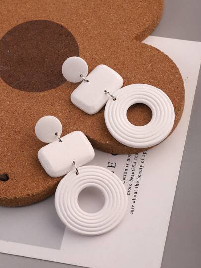 زوج من الأقراط النسائية الطويلة على الطراز الغربي التصميم في قطع الخشب الهندسية الطبيعية، مناسبة لرحلات العطلات الغربية، المهرجانات، وكهدية. متاحة بألوان البني والكاكي والأزرق البترولي.