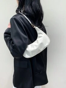 春夏新款时尚纯色休闲 PU 手提小包，配月牙形仿珍珠链。这款时尚包包采用弧形月牙和链条细节，可夹在腋下或作为单肩包，打造优雅造型。, Tready 女士月牙包 - 米色 - 查看 3