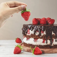 30入組逼真人造塑料草莓，顏色和外觀逼真，可作家居廚房水果盤裝飾，超市水果店展示，攝影道具，蛋糕裝飾 - 紅色 - 查看 4