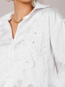 Blusa dama con detalle de flores con encaje y pedrería    Moda y casual Seda satin textura  Color sólido delicado bordado de manga larga mujer camisa - Blanco - Ver 4