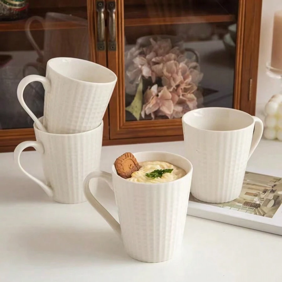 Una taza blanca sencilla con relieve de cerámica para café, leche o agua - Blanco - Ver 1