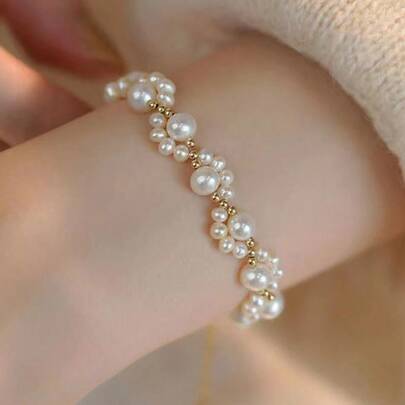 Una cadena de pulsera de perlas con la moda y el dulce diseño de huella de gato para niñas, un regalo para novias.