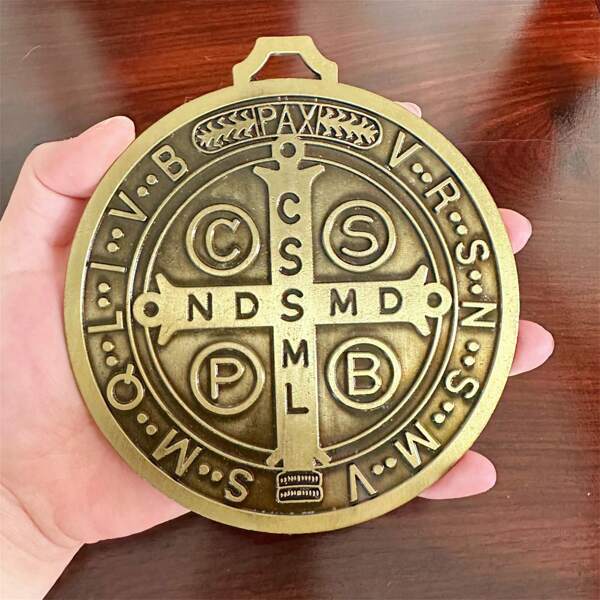 ACABADO DE TONO DE LATÓN PARA MOSTRARSE EN PARED O ESCRITORIO/MEDALLA DE SAN BENITO EXTRA GRANDE DE 5 PULGADAS
