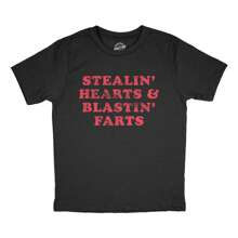 تي شيرت T-shirt مطبوع عليه "الفتى الصغير يسرق القلوب ويصدر الغازات" ، نكتة علاقة غرافيكية طريفة بالحمام