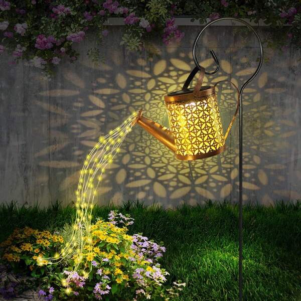 1 pieza Luz de decoración de jardín con forma de tetera con energía solar (funciona automáticamente de noche), luz de paisaje solar, luz de estrella de lago solar, luz de tetera para exteriores, luz decorativa para exteriores, luz de ambiente romántico para patio y jardín, luz solar, luz decorativa para patio y jardín, decoración de jardín para exteriores, luz solar para patio, luz decorativa para césped y jardín, luz de paisaje para exteriores, luz de jardín calada de hierro, luz de ambiente de jardín aéreo, luz de ambiente para fiesta al aire libre, carga solar, detección inteligente de luz, colgable, resistente al agua, regalo para Halloween, Navidad y Acción de Gracias