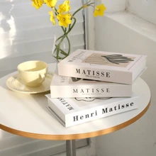 3 pièces Faux livres pour la décoration, livres décoratifs de luxe modernes factices pour la décoration d'étagères à la maison, décoration de salon, table basse de mode, décorations empilées. Convient pour de nombreux scénarios (décoration de chambre, maison, salon, bureau, salle de bain, bureau, meuble TV, hall d'entrée, bibliothèque). Divers cadeaux de fête.