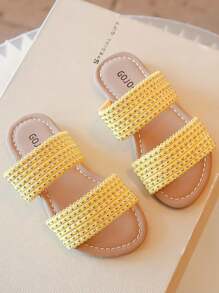 Esta sandalia para niñas presenta una parte superior de color amarillo brillante, que irradia la energía del verano. Los cordones trenzados están incrustados con brillantes rhinestones, haciendo que cada paso brille con un cautivador brillo y elevando instantáneamente el aspecto general a la moda. - Amarillo - Ver 3