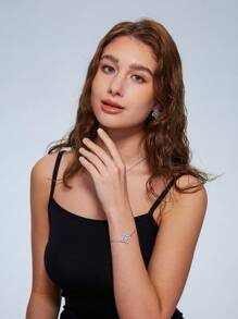 Set composto da collana e orecchini a forma di quadrifoglio portafortuna in argento, regalo da donna per occasioni speciali come vacanze, viaggi, festa della mamma, e abbinabile per San Valentino