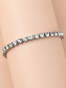 Un braccialetto da donna in acciaio titanio argentato completamente adornato con micro pietre cubic zirconia a pavé