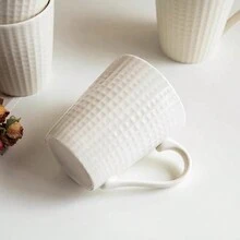 Una taza blanca sencilla con relieve de cerámica para café, leche o agua - Blanco - Ver 4