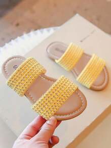 Esta sandalia para niñas presenta una parte superior de color amarillo brillante, que irradia la energía del verano. Los cordones trenzados están incrustados con brillantes rhinestones, haciendo que cada paso brille con un cautivador brillo y elevando instantáneamente el aspecto general a la moda. - Amarillo - Ver 4