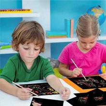 Un set di carte arcobaleno grattare, Blocco Note nero artigianale per graffiare, e modello di penna di scrittura in legno, ottimo per regali fai-da-te per bambini