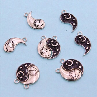 10 piezas/5 set Accesorios DIY de estrellas, luna, sol, yin yang y ocho trigramas. Accesorios colgantes de collar para pareja con gotas de aceite y aleación de K blanco, colgante de llavero, 22*11*2mm.