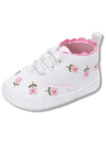 أحذية قماش للرضع طرز زهور بيضاء أحذية رضع ناعمة مريحة للمشي الأول للرضع الخارجية في الربيع والخريف