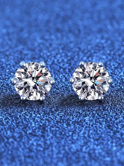 زوج من أقراط مويسانيت D بوزن 1 قيراط مع شهادة GRA للون والنقاء VVS، أنيقة وعصرية، تصميم سداسي الأضلاع الكلاسيكي، مناسبة لخطوبة السيدات، حفلات الزفاف، و لتوزيعات الزفاف و الحفلات اليومية. الحجر الرئيسي هو مويسانيت وزنه 1 قيراط بنار قوية وضوء متألق. الوصلة مصنوعة من فضة S925 لمنع الحساسية. عصري، أنيق، بسيط ومتألق، مثالي للعمل والحفلات والتنقل اليومي.