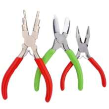 1 à 4 pièces Ensemble d'outils de pince pour la fabrication de bijoux, comprenant des pinces à 6 étapes, des pinces de type S larges, des pinces à bec rond de 9 aiguilles, des pinces à bec coudé, des pinces à bec de canard, des pinces à bec rond, des pinces pour tenir les perles, des pinces à bijoux, des pinces coupantes, des pinces à bec coudé, des pinces à bec plat, des pinces à mâchoires en nylon, pour le DIY de bijoux, des pinces à bec demi-rond, un outil de bobinage de fil circulaire, un ensemble de 6 pièces de pinces artisanales (couleurs aléatoires)