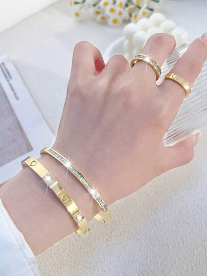 4 قطع أساور وخواتم ذات تصميم راقي وأنيق من الفولاذ المقاوم للصدأ مزخرفة بشكل القلب وبسطر واحد من الراين ، طقم مجوهرات عصري وفاخر لتهدئة الحبيبة في المواسم العطلية