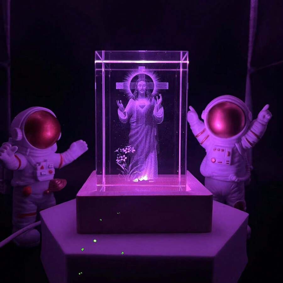 1pc Regalo especial de vacaciones, 5cm x5cm x 5.8cm con base USB, mano de obra fina, mostrando un tema único de Jesús, adornos de cristal de Jesús hechos de materiales de cristal, a través de la luz florecerá belleza y paz incomparables. Este es un regalo de Navidad profundo y exquisito que agregará calor y solemnidad a la temporada de vacaciones e inúmeros en la luz de Jesús. Decoración de habitaciones, decoración del hogar, regalos de cumpleaños, decoración de escenas, accesorios de vacaciones