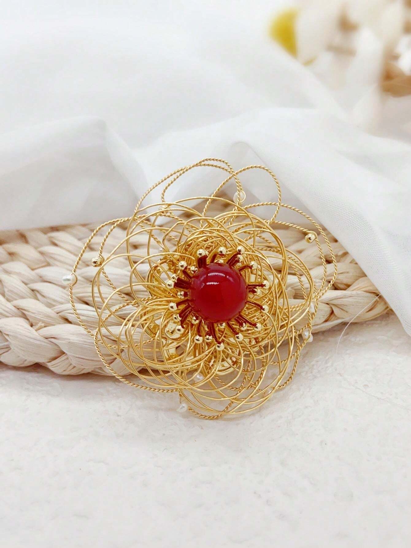 Um broche de flores e pérolas eternas artesanal, com design simples e ...