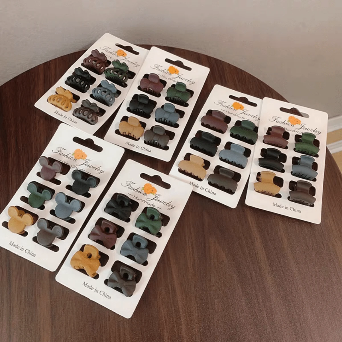 12 unidades de grampos de cabelo de celebridades da Internet de tamanho médio, vários estilos, enviados aleatoriamente, cores escuras, enviados nacional