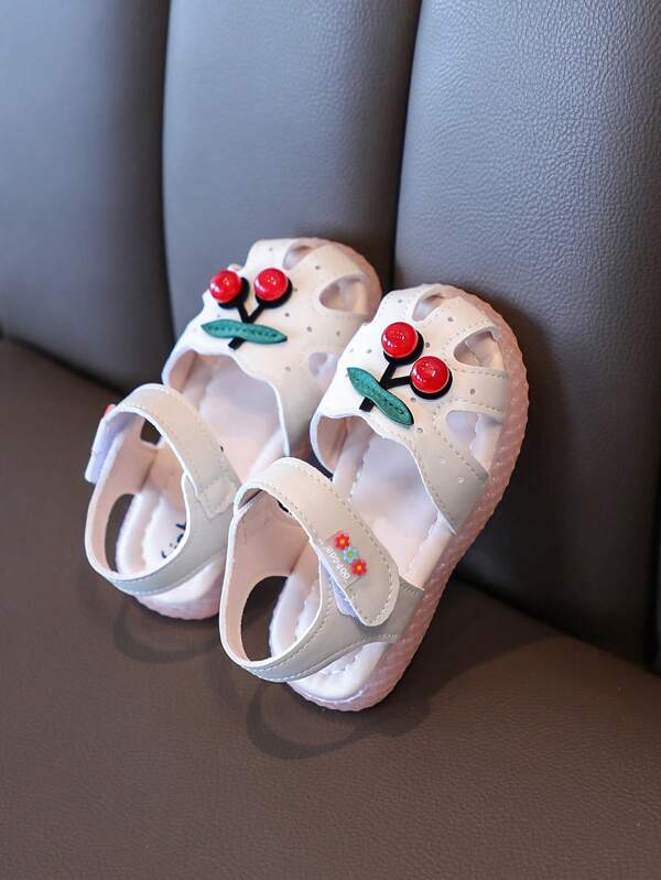 Um par de sapatos de princesa com cereja para bebê, sapatos de aprendizado macios e confortáveis antiderrapantes de verão, sandálias de verão para meninas bebês