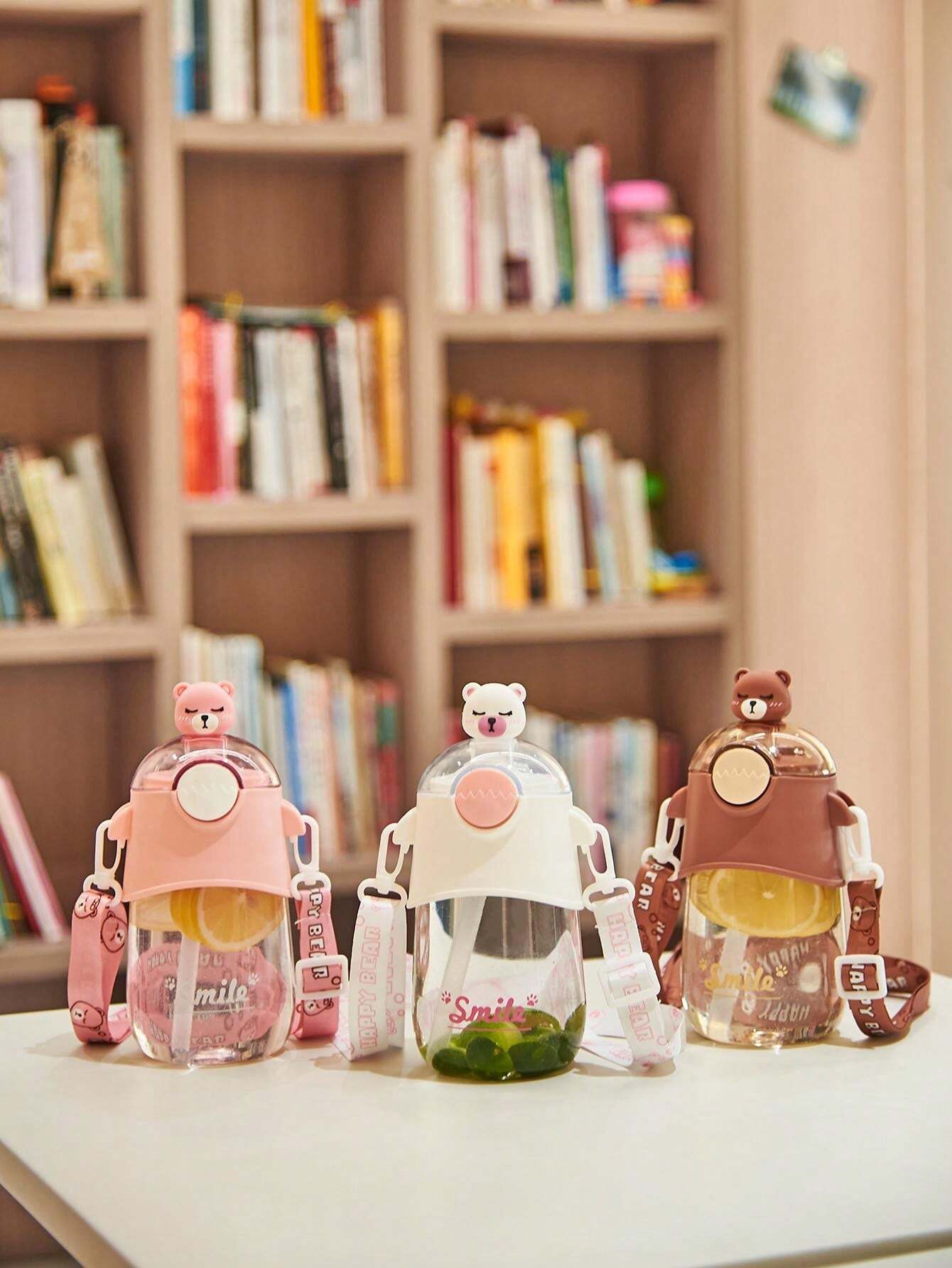 Niedliche Trinkflasche mit Strohhalm und Bärenfigur und Riemen, ein ...