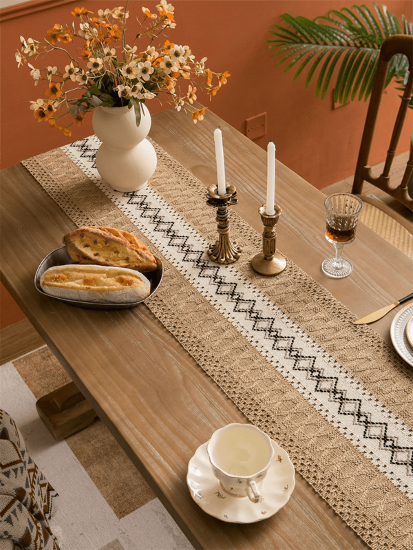 One Piece American Farmhouse Style Tassel Lace Tablecloth, Bohemian Woven Crocheted Nordic Farm Gathering Decoration Long Table Cloth Table Runner