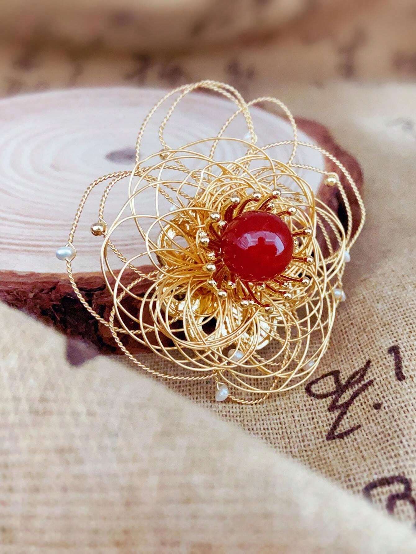 Um broche de flores e pérolas eternas artesanal, com design simples e ...