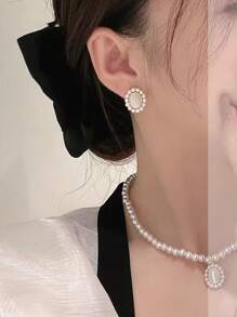 一套含3件人造珍珠時尚飾品，包括耳環和項鍊，適合婚禮、新娘、日常穿著和母親節禮物。套裝包括項鍊和耳釘。 - 白色 - 查看 6