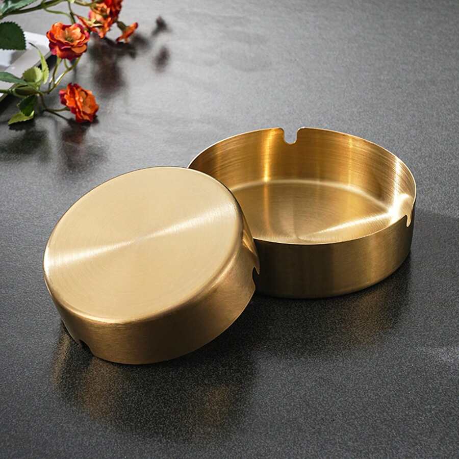 一款简约的灰色烟灰缸，采用一体式不锈钢材质，经久耐用，易于清洁，耐热，阻燃，可在家庭或公共场所使用。 - 金色 - 查看 1