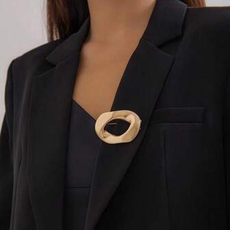 Un Broche con textura metálica con hebilla de cadena audaz y estilo de tono frío es adecuado para que las mujeres lo usen a diario.